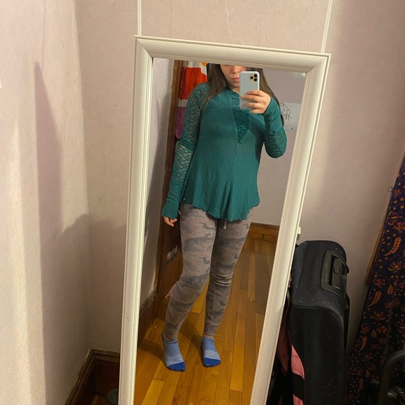 ⚡️NWT FREE PEOPLE Green lace panel long sleeve⚡️ - Picture 7 of 10